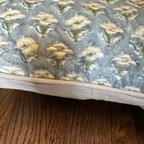 Pottery Barn Emeryk embroidered velvet cotton & linen lumbar pillow 16x26 zip - Picture 7 of 9